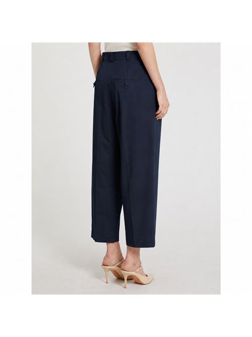 These pure cotton trousers are set apart by their relaxed volume and cropped ankle cut. The waist darts provide an on-trend fit. MARELLA SPORT | 2613131024200004